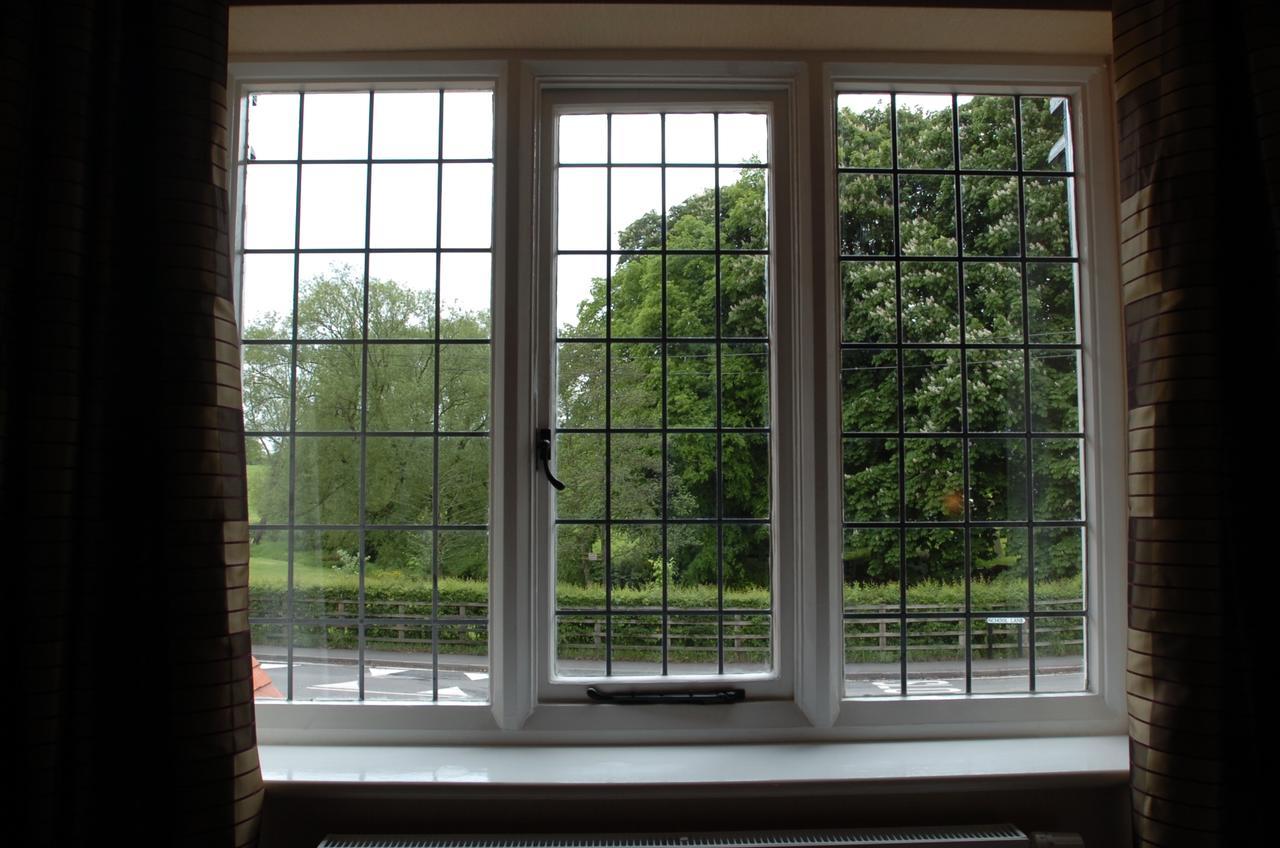 The Bear'S Paw Hotell Warmingham Eksteriør bilde A window with leaded glass
