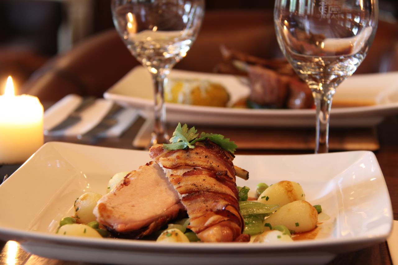 The Bear'S Paw Hotell Warmingham Eksteriør bilde A meal at a restaurant