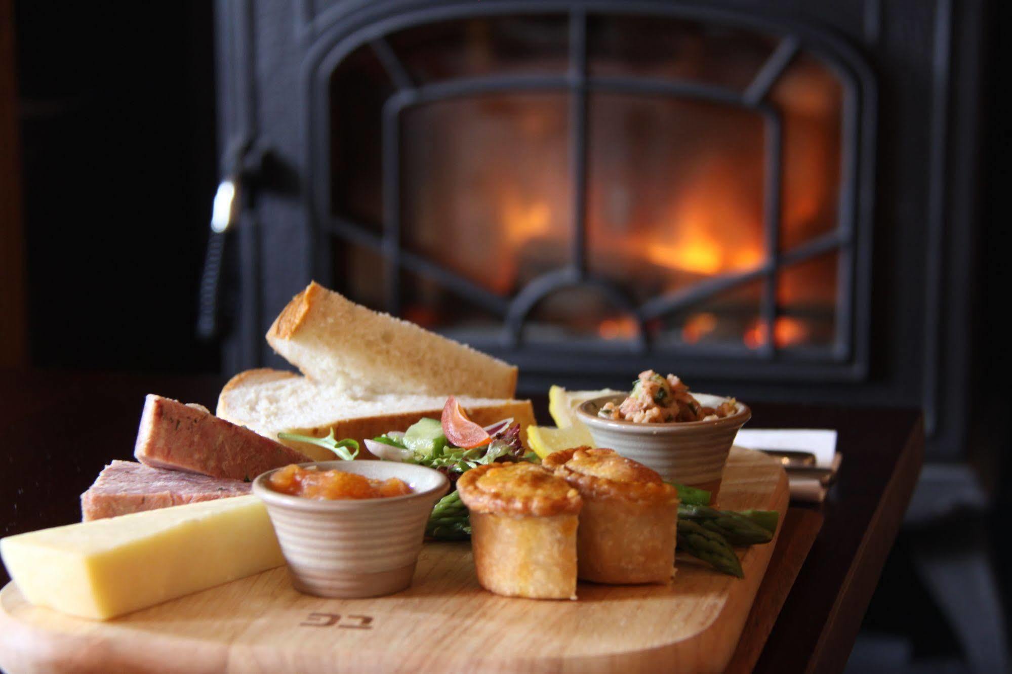 The Bear'S Paw Hotell Warmingham Eksteriør bilde A cheese board